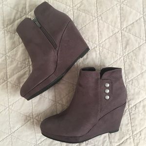 CL by Laundry Wedge Booties with Buttons Size 7